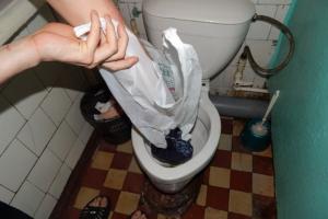 How to clean a clogged, clogged toilet at home
