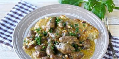 Chicken hearts in sour cream in a frying pan or in a slow cooker The benefits of chicken hearts
