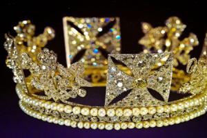 Why do you dream of a crown - interpretation of the dream Meaning of the dream crown on the head