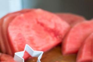 How to cut a watermelon into cubes: interesting ideas, recommendations and reviews What is it like to cut a watermelon beautifully
